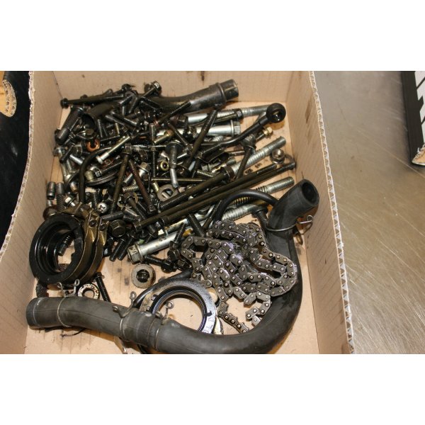 Yamaha TDM 850 3VD Various parts + screws (engine) C3/4